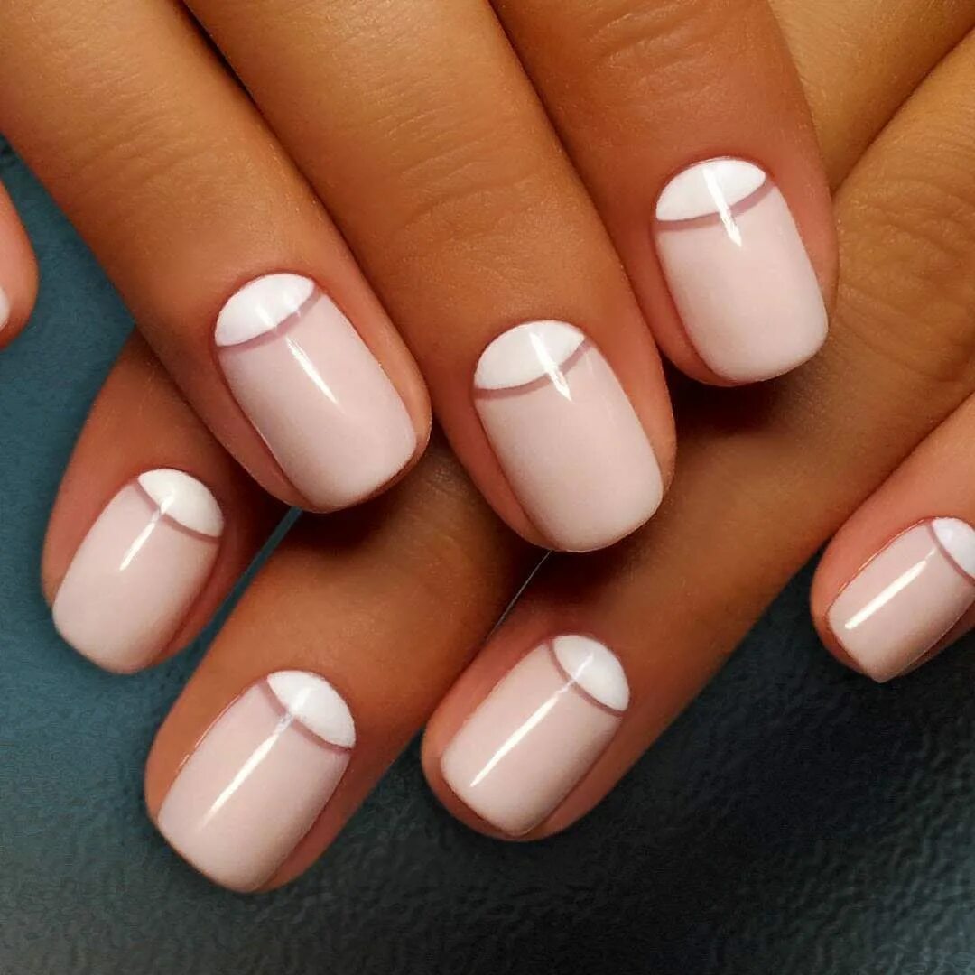 Shellac лунный френч. Антифренч лунный. Маникюр с лунками. Ногти короткие.