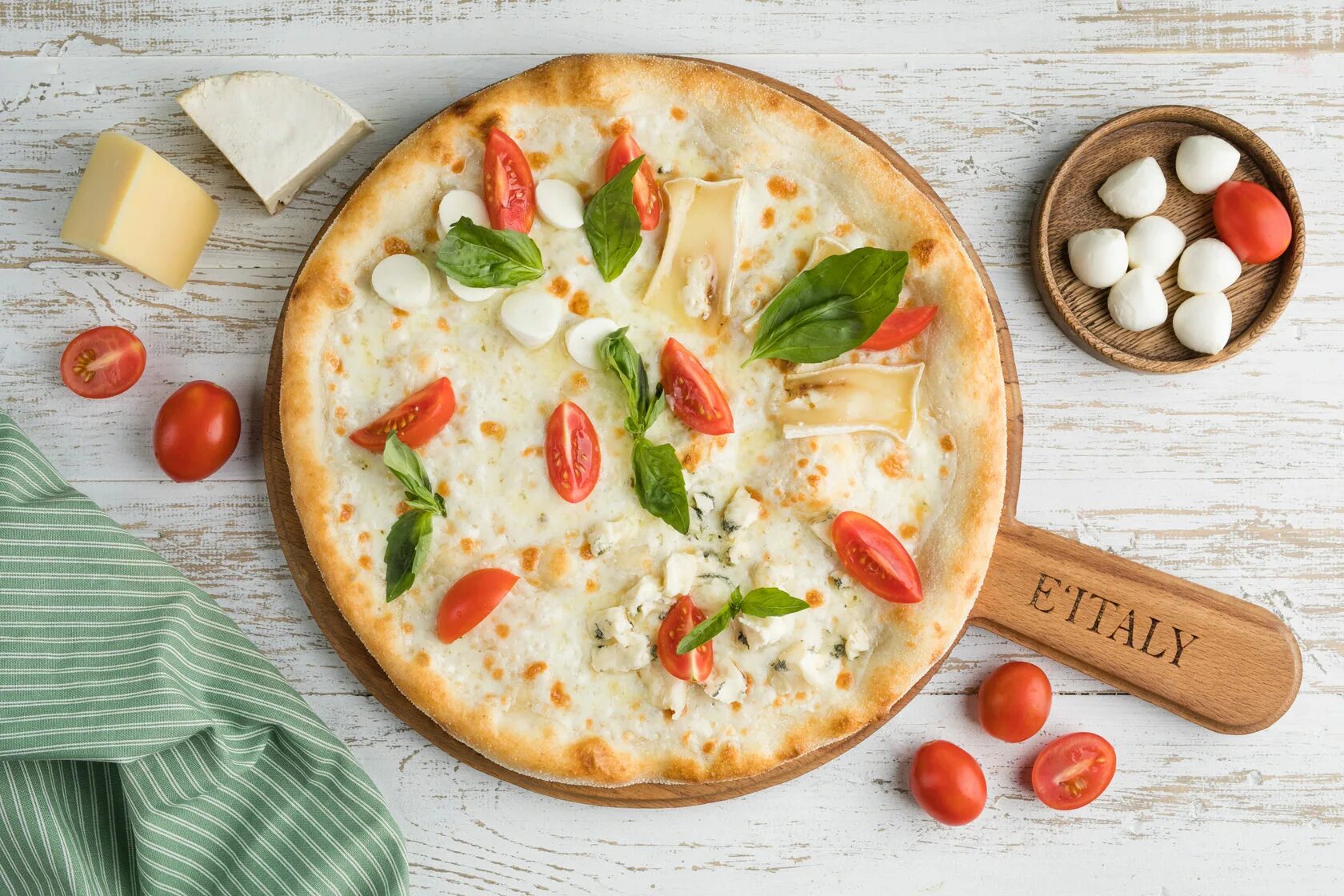 Пицца моцарелла. Пицца «четыре сыра» (quattro formaggi). Пицца моцарелла и черри. Итальянская пицца 4 сыра. Пицца 4 сыра моцарелла.