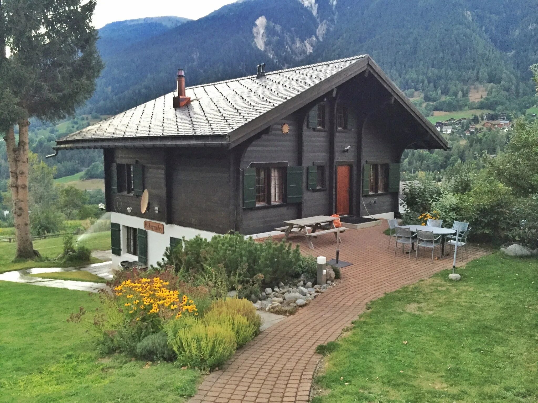 Дом дача в горах. Альпийский домик Шале 70кв. Альпийские Шале в Швейцарии. Одноэтажные Шале в Швейцарии.