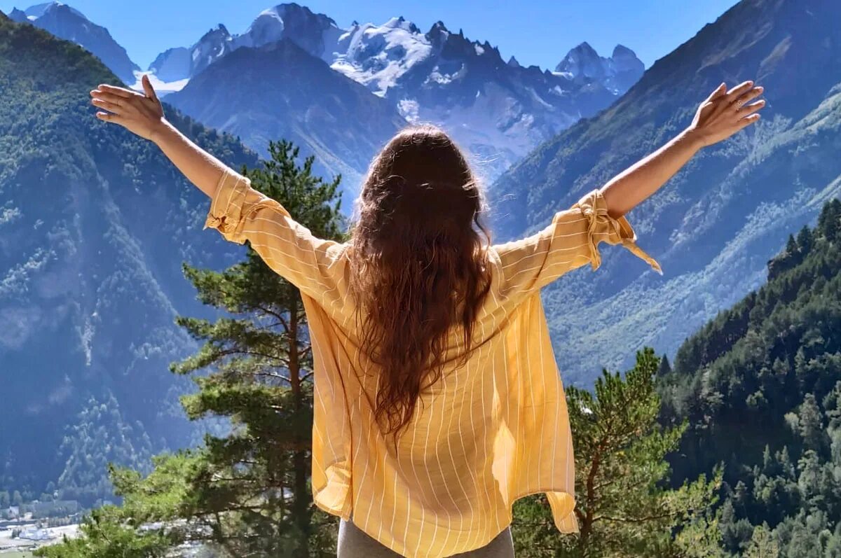 Обнимая горы. Фото девушки с длинными волосами в горах. Горы обниматься.
