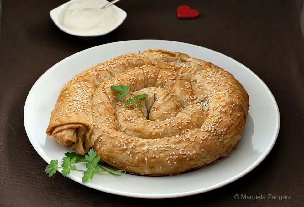 Бурек. Бурек сербский. бурек хорватия. сербский бурек с мясом. бурек алжир.