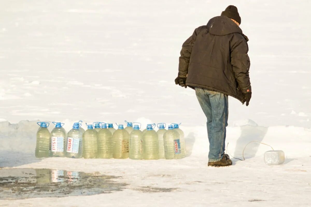 Крещение господне богоявление иордань. Когда вода на крещение становится. Крещение господне священная вода. Терапевты после крещенских купаний юмор. Освящение воды на крещение 18 января.