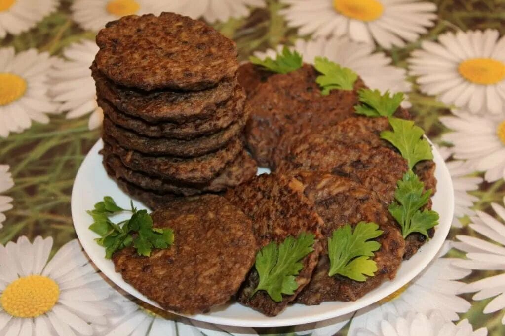 Котлеты из куриной печени на сковороде пышные. Печеночники из говяжьей печени. оладьи из печени куриной пышные. печёночные оладьи из куриной печени. печеночные биточки из куриной печени.