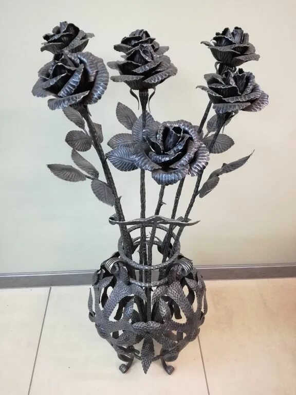 Металлические цветы на кладбище. Кованые розы Лысякова. Кованые вазы для цветов. Вазы из металла для цветов. Кованная ваза для цветов.