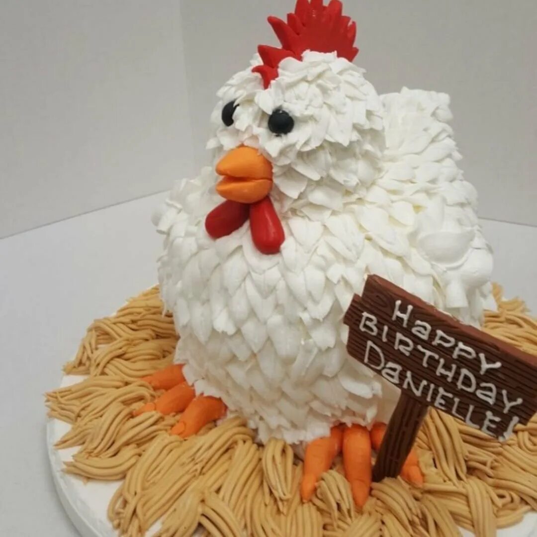 День рождения с курами. Торт курица. Торт с курочками. Торт в виде курицы. Торт с декором курицы.