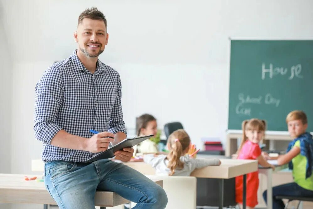 Taller teacher. Учитель мужчина. Педагог мужчина. Учитель мужчина с детьми. Учитель мужчина и ученики.