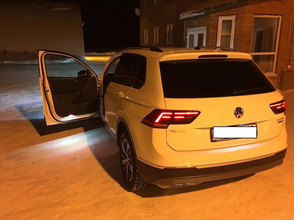 Подсветка дверей Тигуан 2. Задняя оптика Тигуан 2021. Дверь Volkswagen Tiguan i 2.0. Подсветка в двери Volkswagen Tiguan. Двери volkswagen tiguan