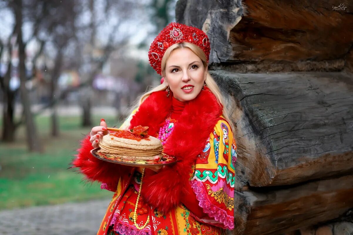 Русский девчонки видео. Фотосессия Масленица. Русская красавица с блинами. Девочка Масленица. Русские красавицы на Масленице.