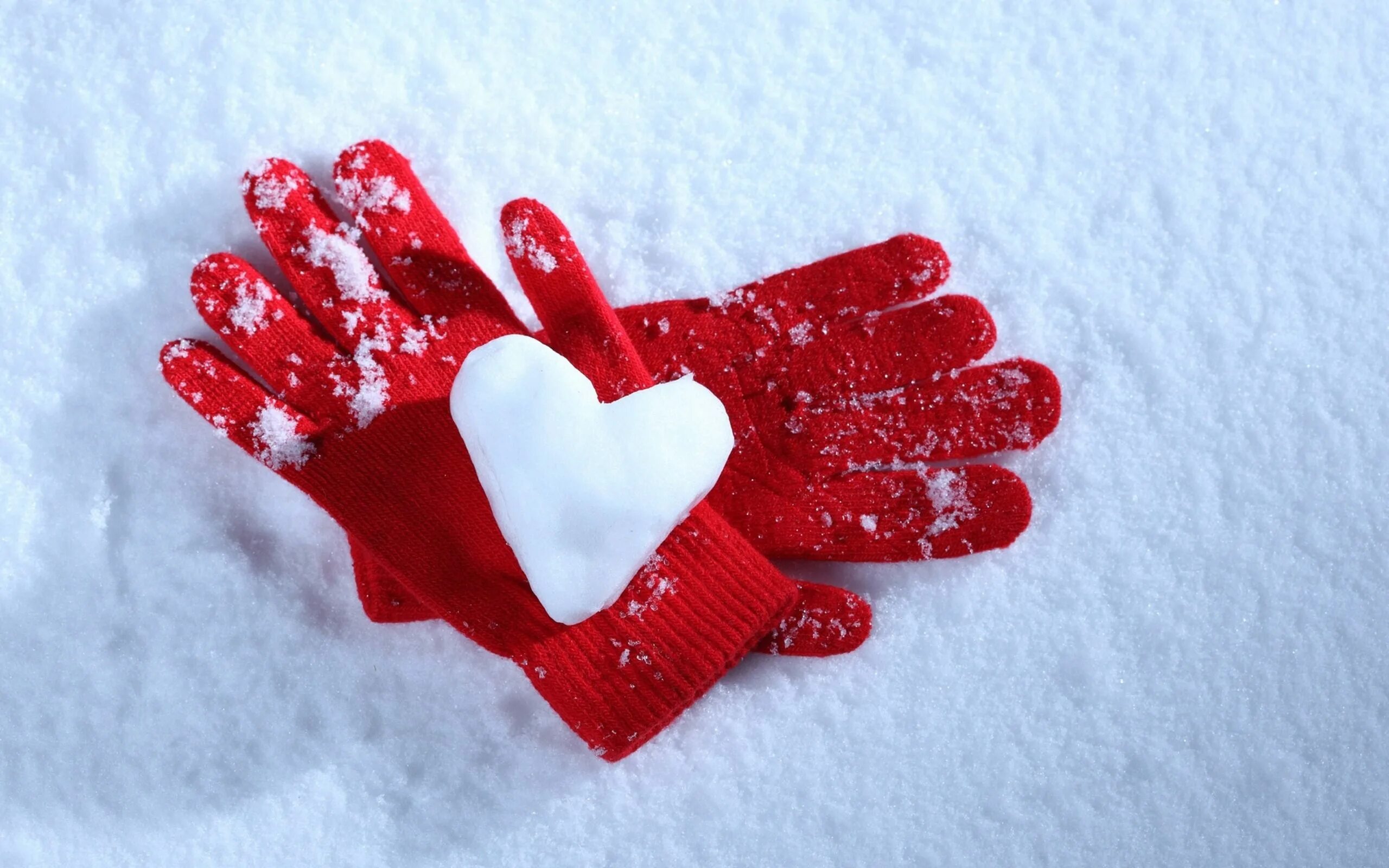 В тепле сердце в льдах. Сердечко из снега. Сердечко на снегу. Сердце из снега в руках. Сердечки на 14 февраля.