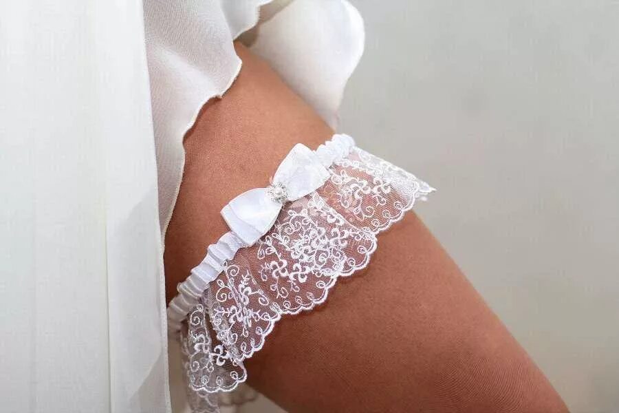 Женские подвязки. Свадебные подвязки для невесты. Как называется повязка на ногу. Женская повязка на ногу. Свадебная подвязка на ногу.