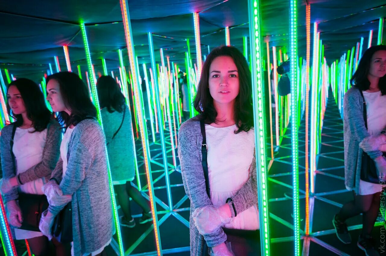 Лабиринт пункт выдачи заказов. Лабиринт санкт петербург. Зеркальный лабиринт в санкт-петербурге. Смайл парк стеклянный лабиринт. Пункт выдачи лабиринт пункт самовывоза.