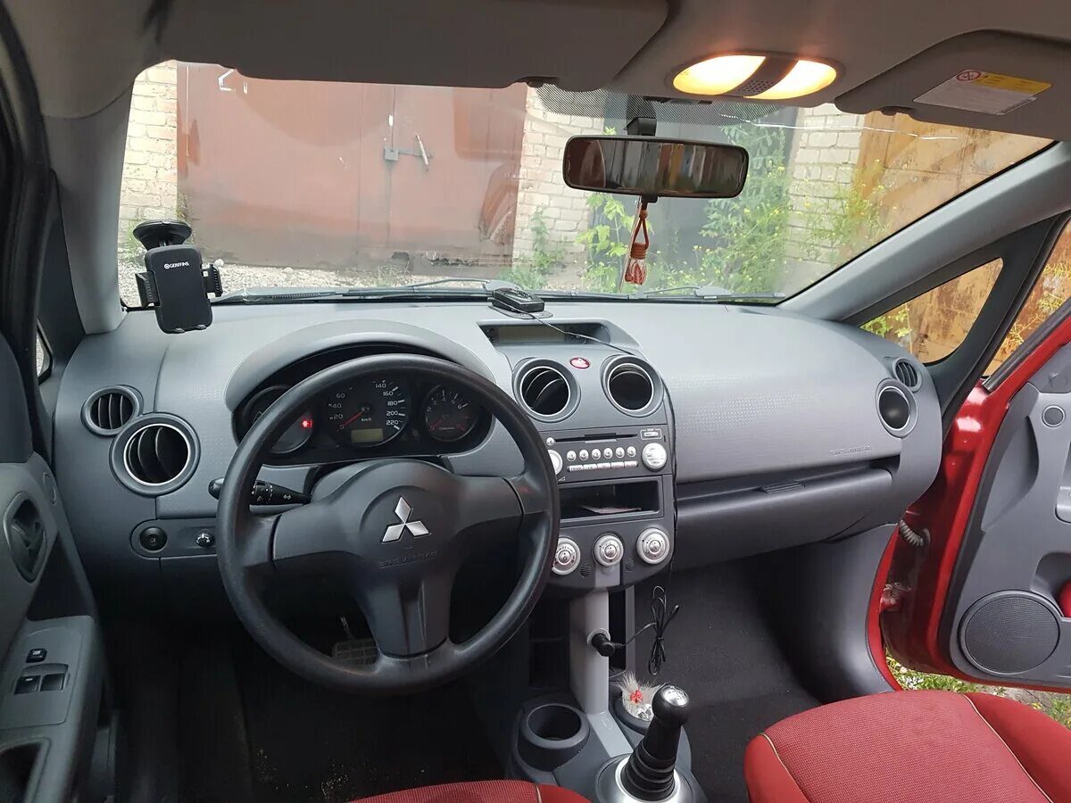 Mitsubishi colt interior. Mitsubishi colt 2004 салон. Адаптация робота митсубиси кольт. Митсубиси кольт 2006 салон. Mitsubishi colt 2003.