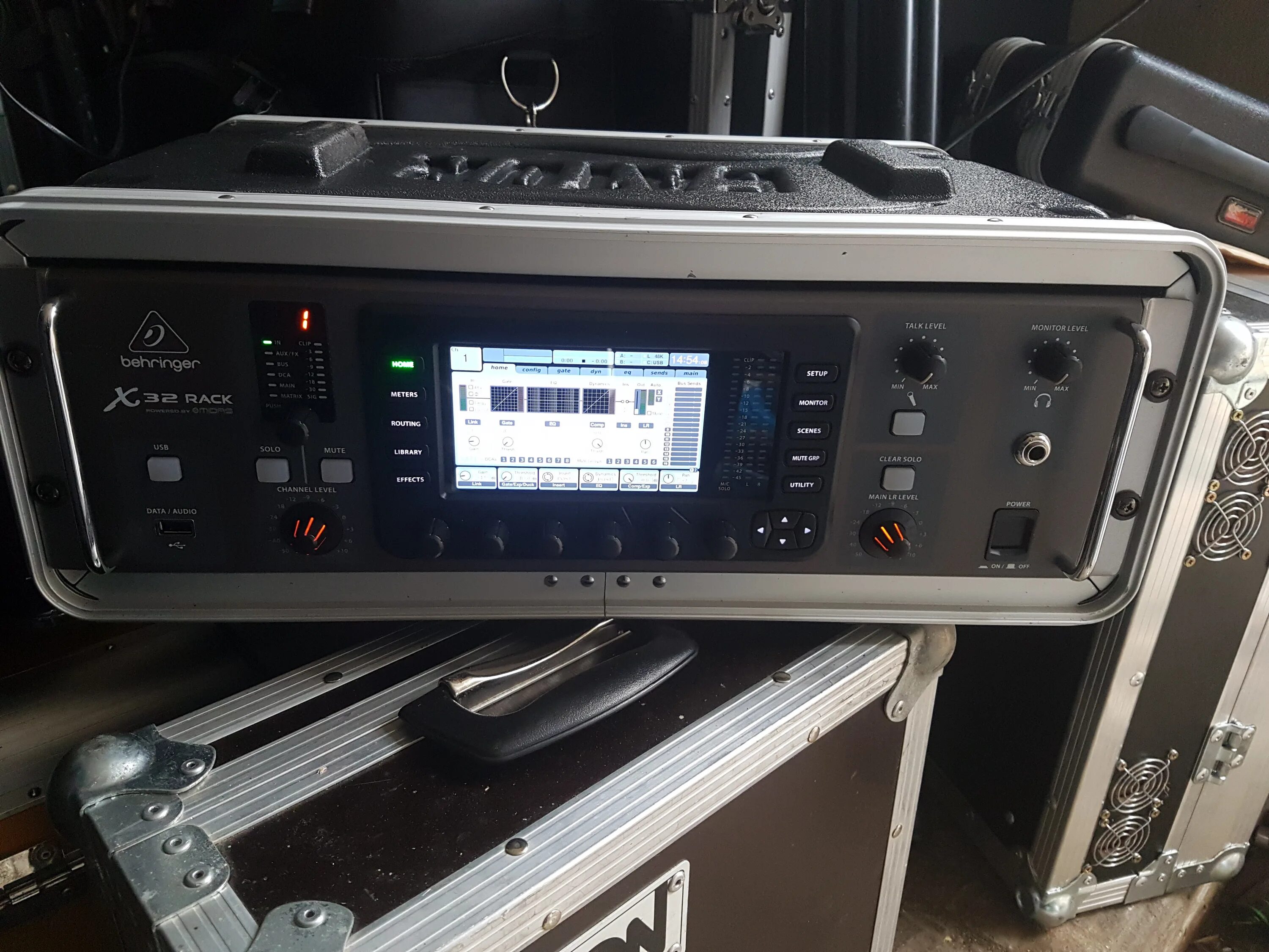 Sdx 32h2120b. Behringer x32 Rack. Behringer x32 Rack управление. Behringer x32 Rack характеристики. Behringer x32 Rack планшет.