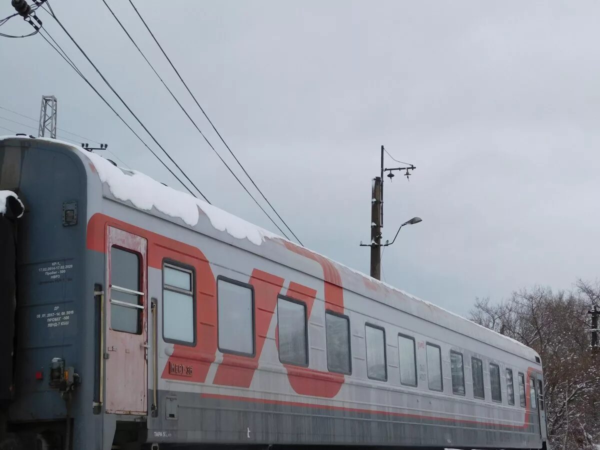 Москва ульяновск поезд едет. Поезд Ульяновск Инза. Вагон на лыжах. Лыжники в вагоне. Пригородный поезд Ульяновск Инза.