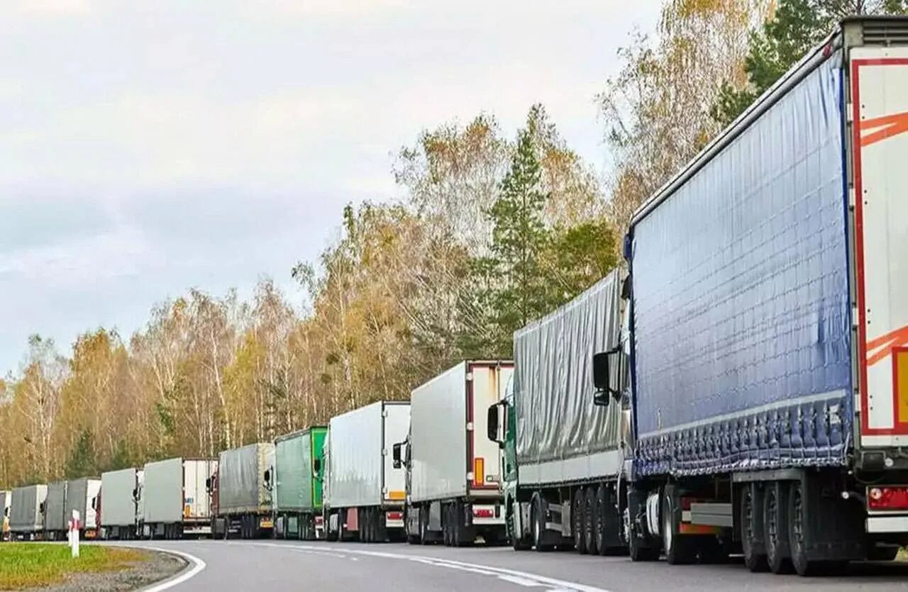 Перевозка грузов рб. Польско белорусская граница Грузовики. Очередь из грузовиков. Грузовики на границе. Фуры на границе.