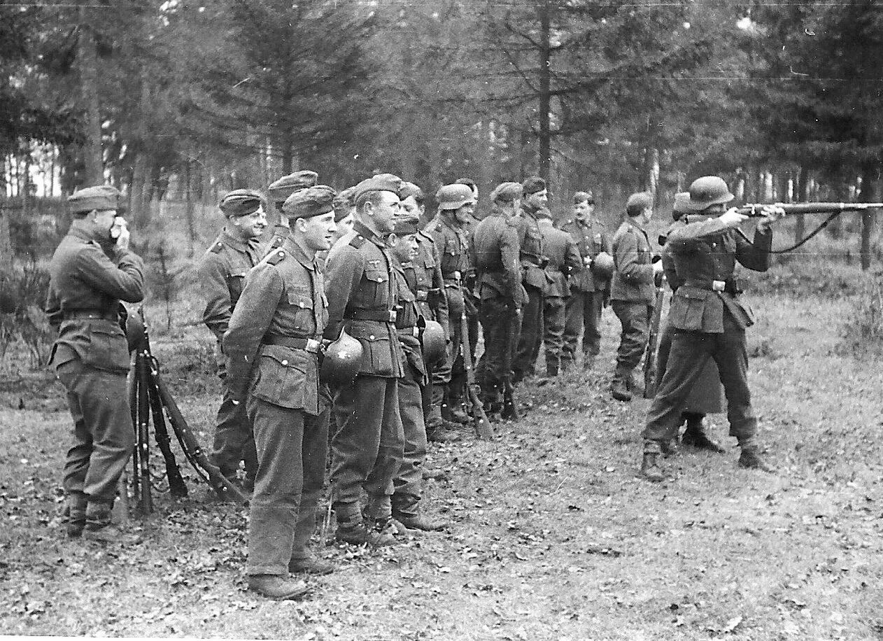 Начало сс. Немецкая армия Вермахт. Пехота вермахта 1941. Солдат вермахта 1914. Строй солдат вермахта.