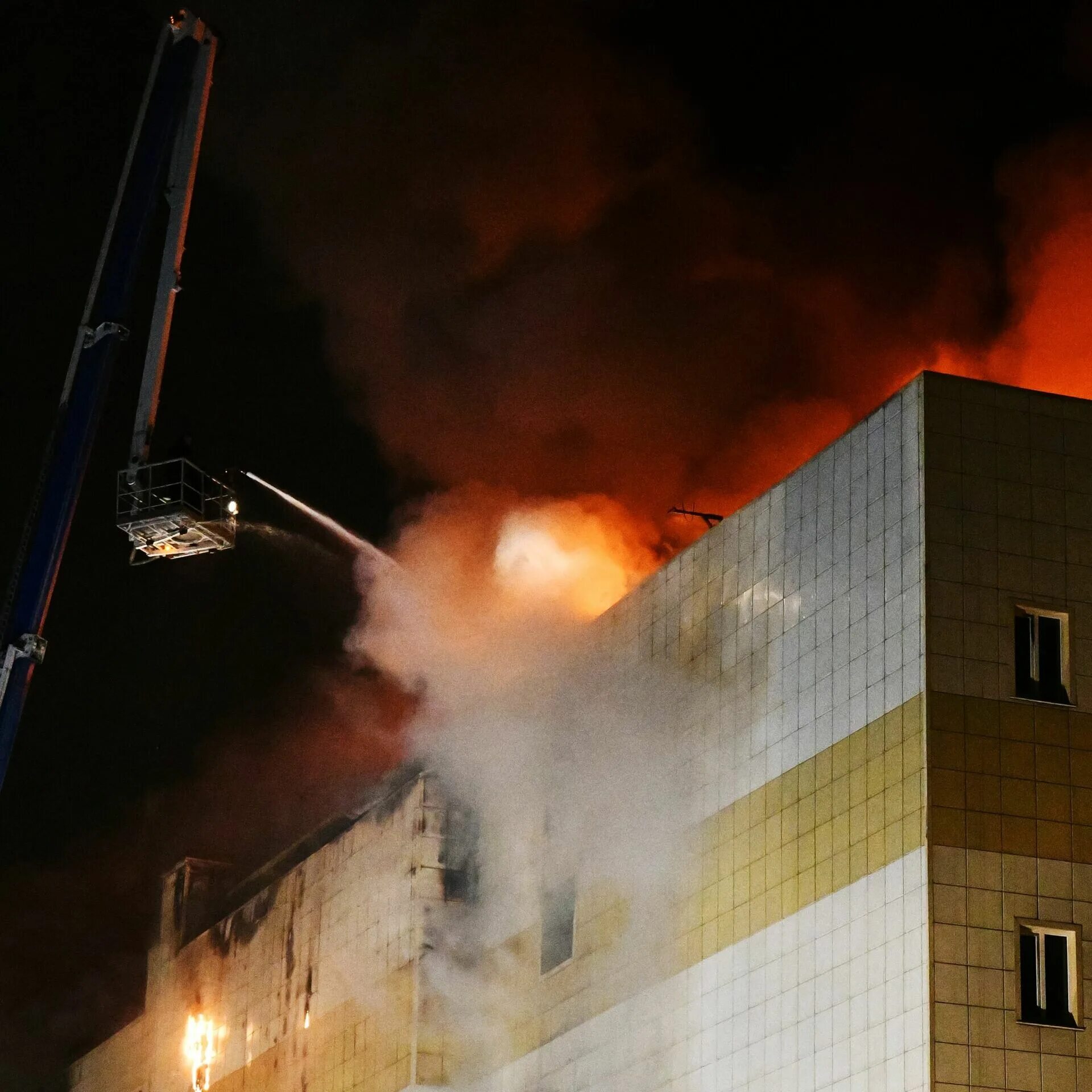 Зимняя вишня пожар в Кемерово. Пожар в ТРЦ зимняя вишня в Кемерово. Кемерово пожар в торговом центре зимняя. ТЦ вишня Кемерово пожар. Какого числа сгорела зимняя