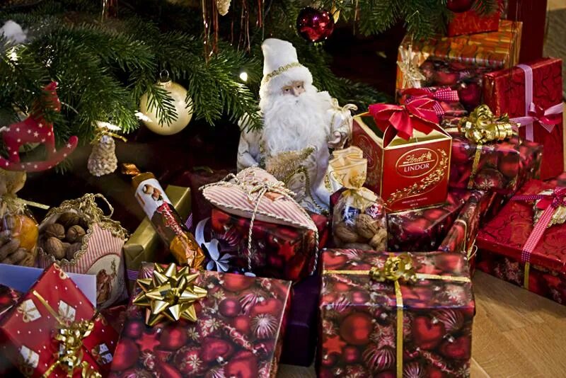 Дед мороз где брать мои подарки. Дед Мороз подарки под елку. Подарки под ёлкой. Сладкие подарки под елкой. Много новогодних подарков под елкой.