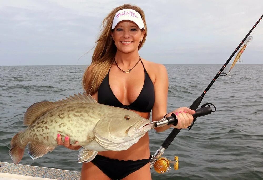 Рыбалка видео ловля. Девушки на рыбалке. Красивая девушка с рыбой. Девка и рыба. Девушка улов.