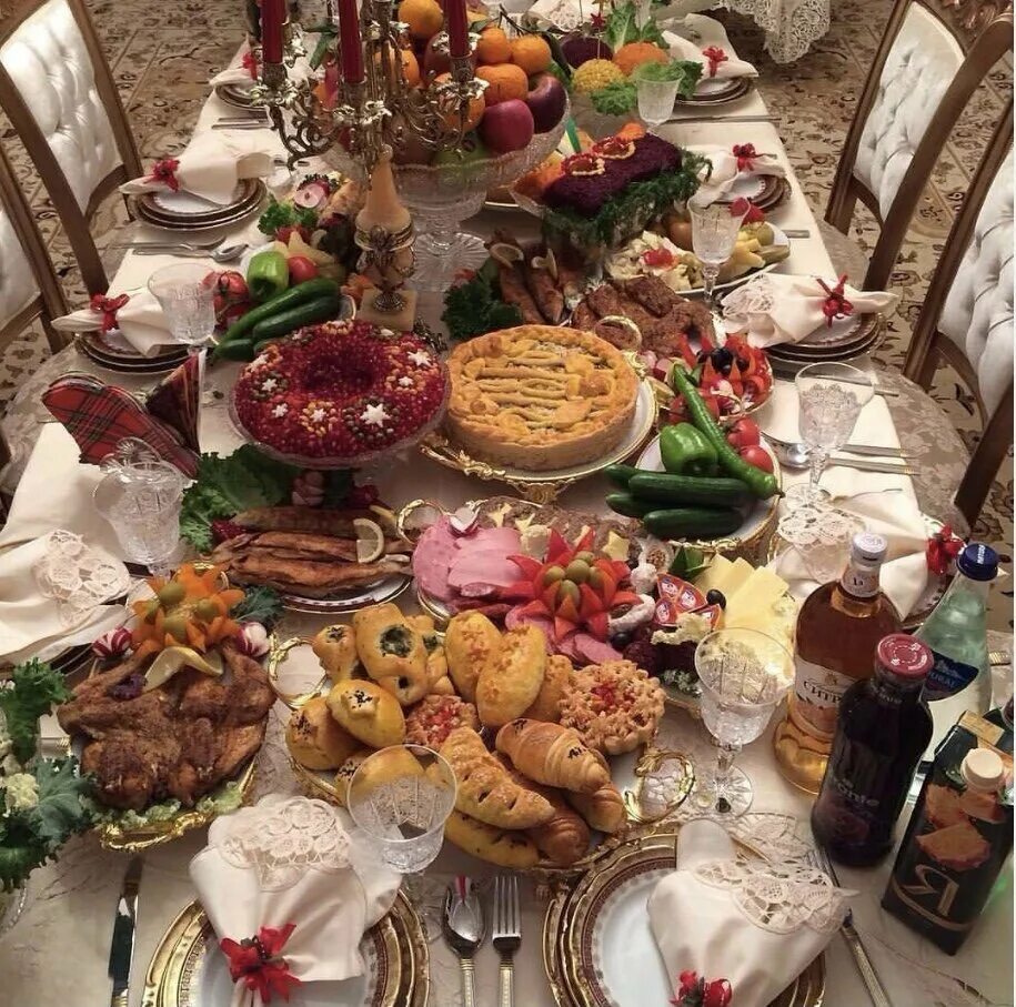 Шикарный стол с едой. Вкусная еда. Стол с едой. Обед на столе. На весь стол она.