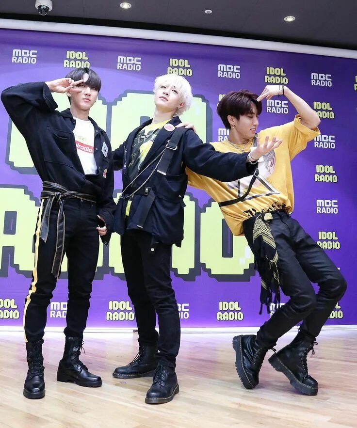 Danceracha stray. Danceracha stray kids. Lee felix dance racha. Дэнсрача stray kids. Stray kids felix and hyunjin.