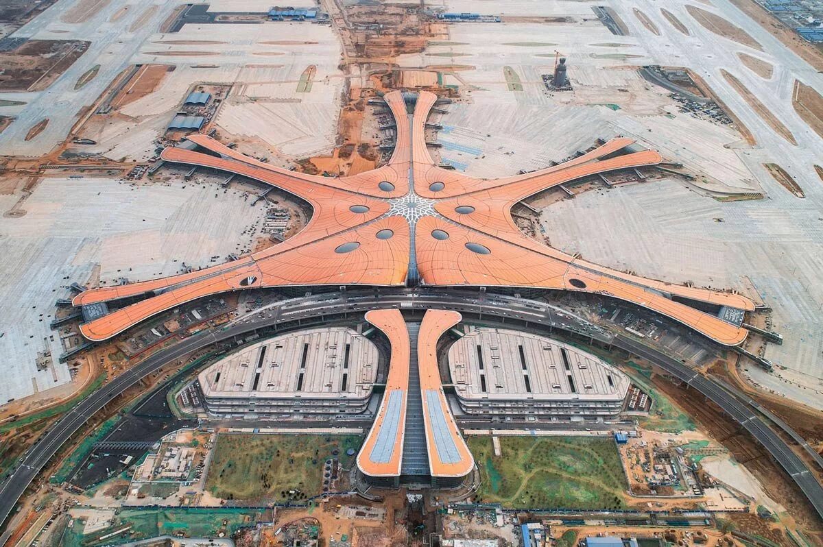 Какой самой большой аэропорт в мире. Пекинский Международный аэропорт Дасин. Пекин Дасин, Международный аэропорт, Китай. Новый аэропорт Пекина Дасин. Аэропорт Пекин Дасин сверху.