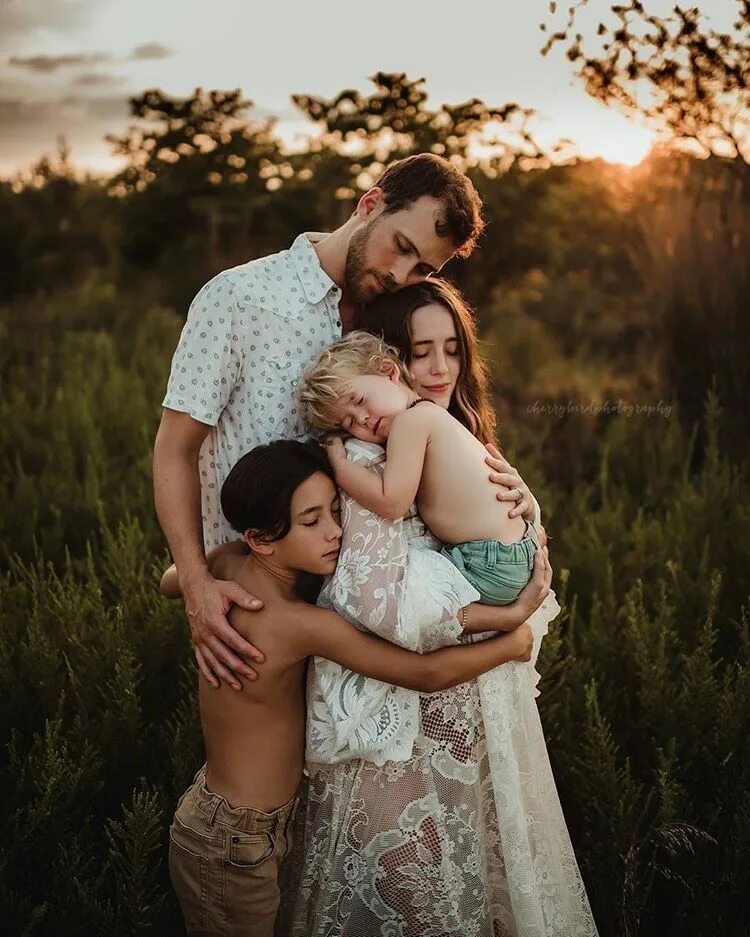 Семейная фотосессия. Фотосъемка семьи на природе. Семейная фотосессия на природе. Красивая семья фотосессия.