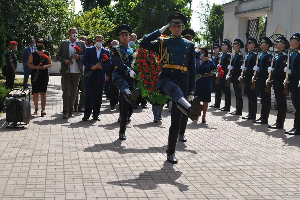 Возложение цветов курсантами. Форма одежды при возложении цветов на мемориале. Фото курсантов Воронежской Академии в возложение венков. Какие дни памяти отмечают в Воронеже.