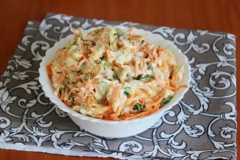 Салат лисичка с корейской морковкой и курицей. Салат с курицей и лисичками рецепт. Салат лисичка с грибами. Салат лисичка с курицей. Салат лисичка.