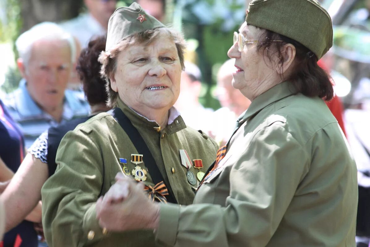 Песня фронтовые подруги. Ветераны танцуют. Женщины ветераны. Вальс ветеранов. Женщины ветераны военнослужащие.