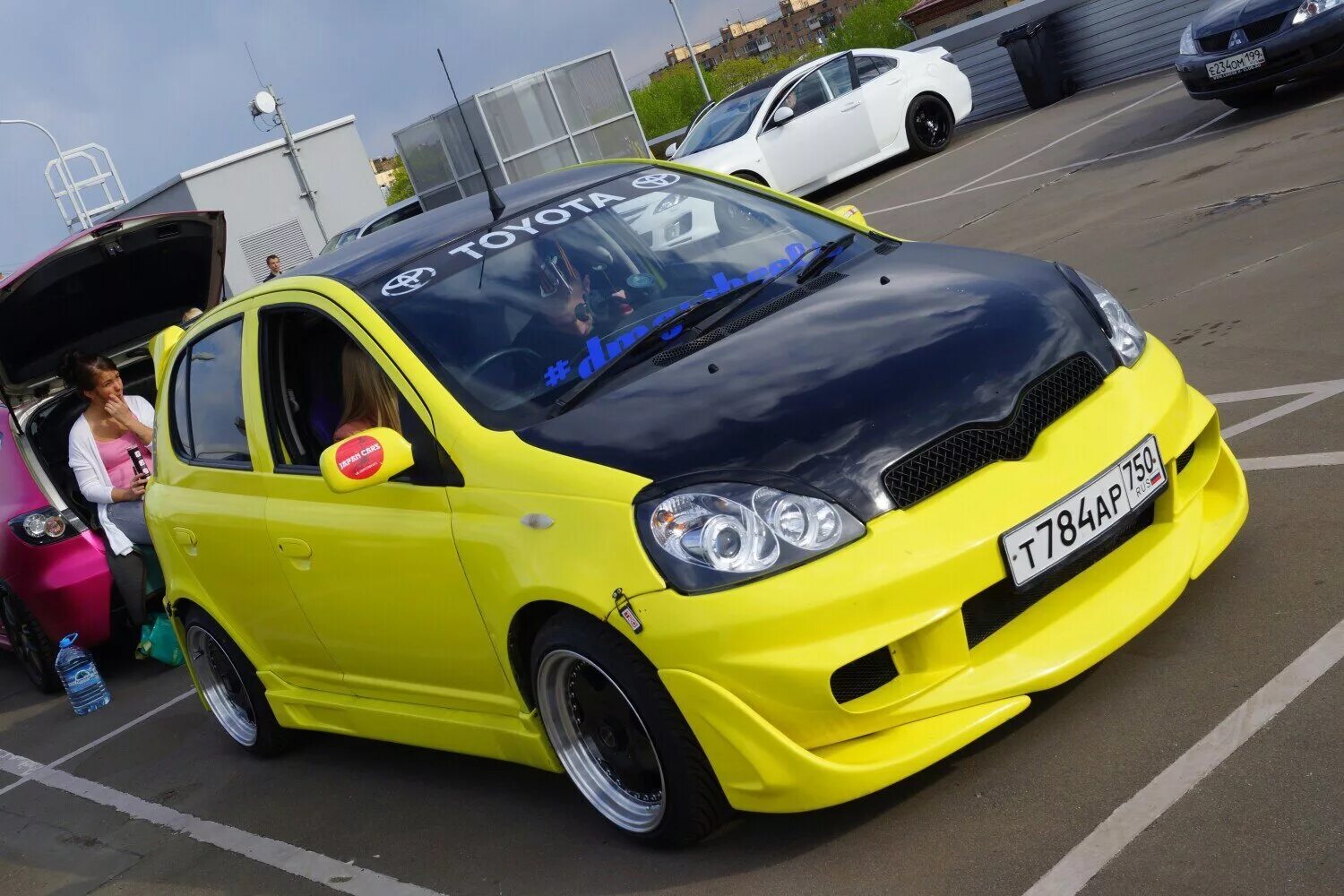 Toyota vitz 2000 года. Toyota Vitz RS 2000. Toyota Vitz 2000 Tuning. Тойота Витц JDM. Toyota Vitz 2000 желтая.