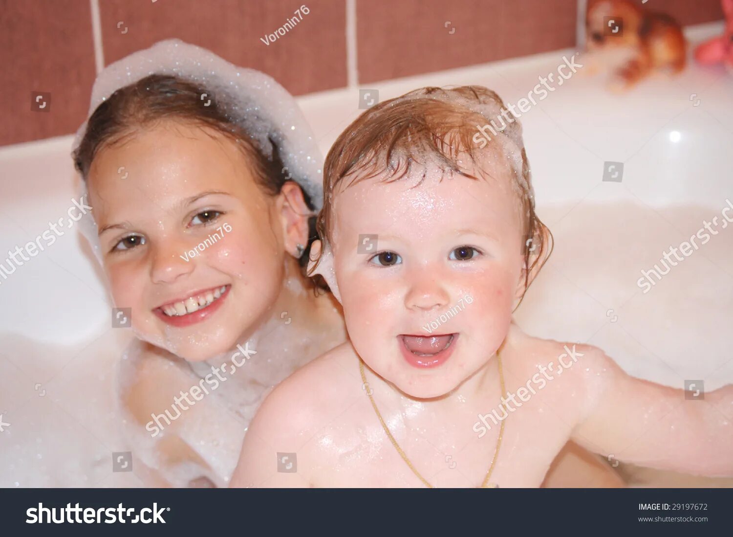 Сестренка в ванной. Сестра в ванне. Сестренки в ванне. Младшая сестра в ванне.