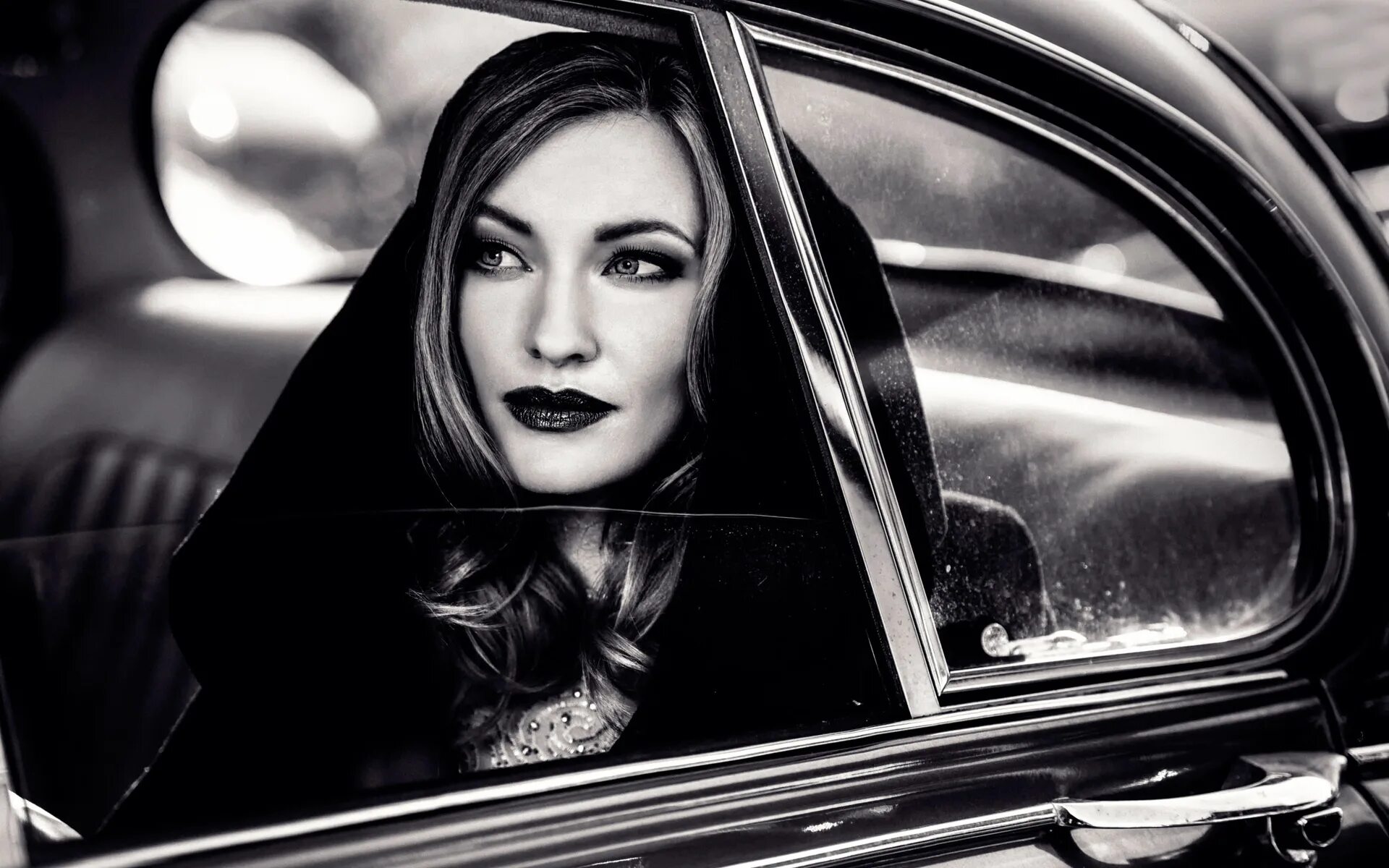 Стек и девушка. Портрет в черно белом стиле. Девушка в машине. Черно-белый портрет девушки. Портрет автомобиля.