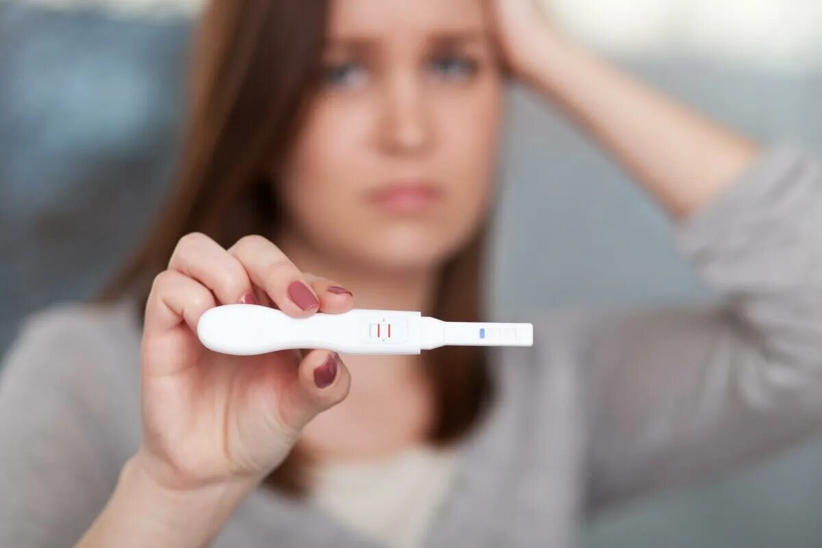 Нежелательная беременность. Тест на беременность. Не желательно беременность. Женщина и тест на беременность.