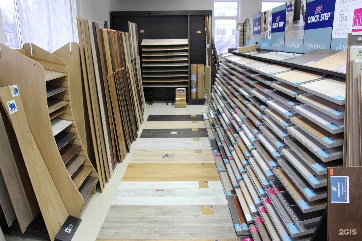 Flooring stores. Напольное покрытие в торговых центрах. Стеллаж для магазина ламината. Арсенал строительный магазин. Магазин настенные и напольные покрытия.