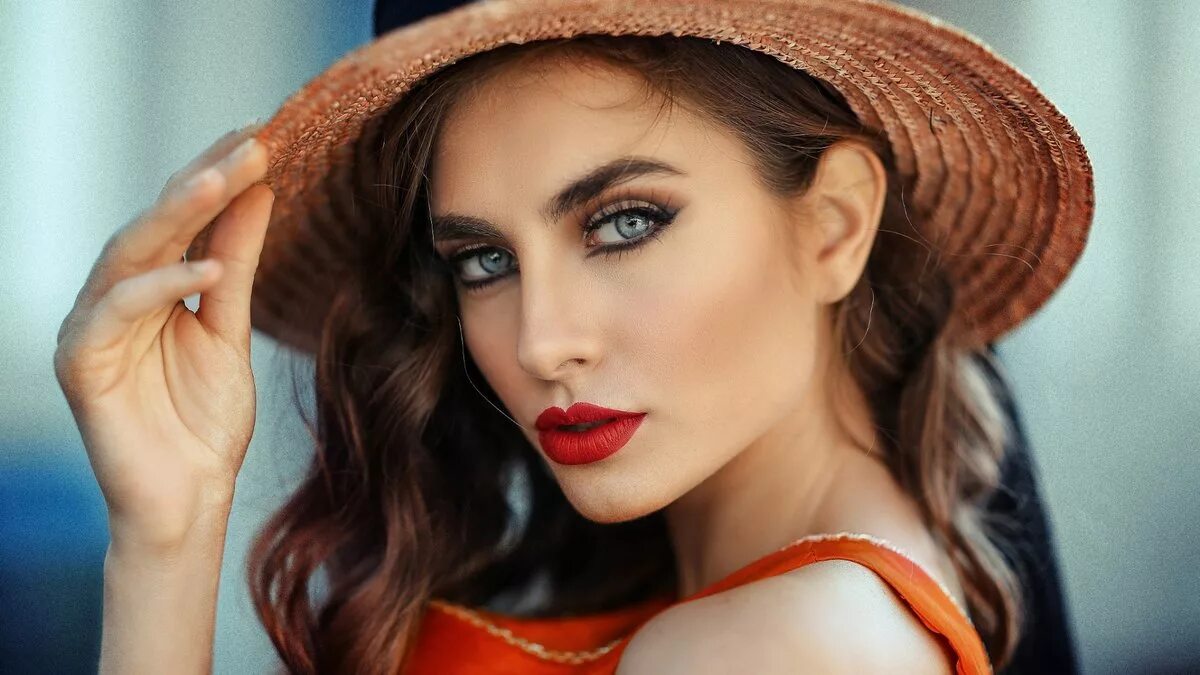 Глаза мудрой женщины. Очки для зрения. Красивое лицо. Красивые брюнетки. Девушка с букетом ромашек.