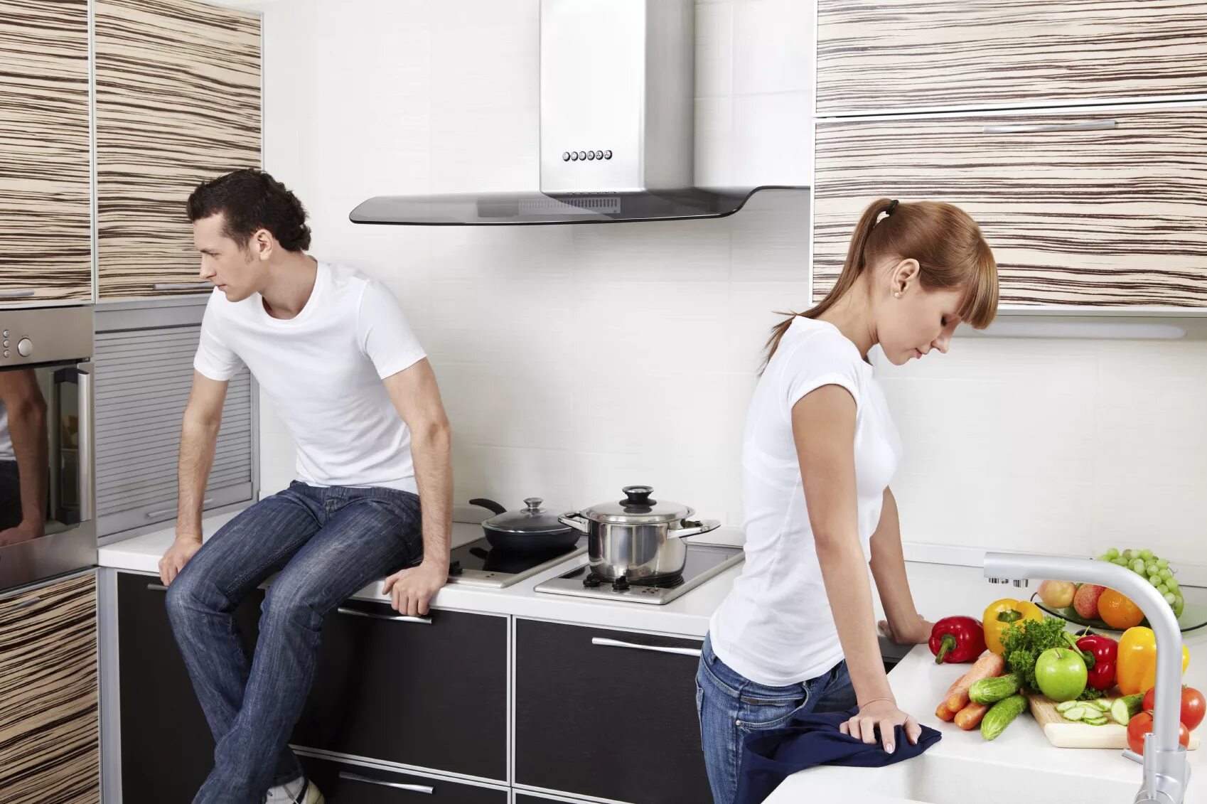 Мужчина и женщина на кухне. Мужчина и женщина ругаются на кухне. Парень и девушка на кухне. Семья и быт.
