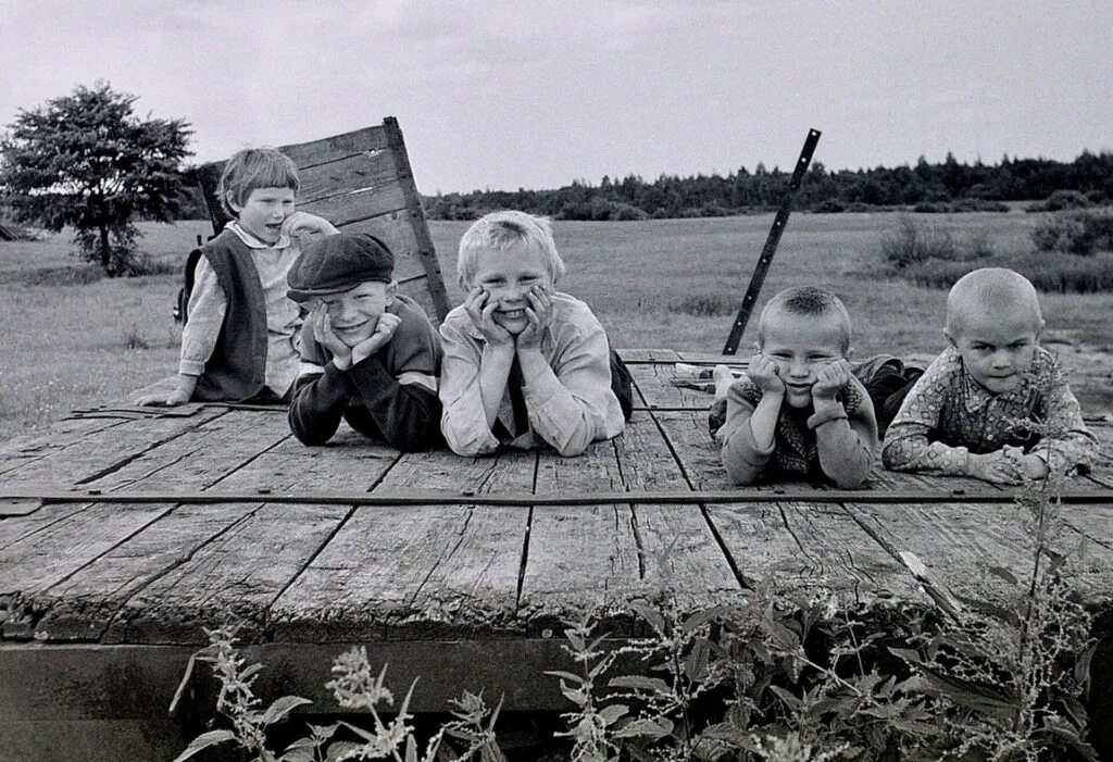Картинка старых друзей. Советское детство. Советское детство лето. Советское детство в деревне. Лето советские дети.