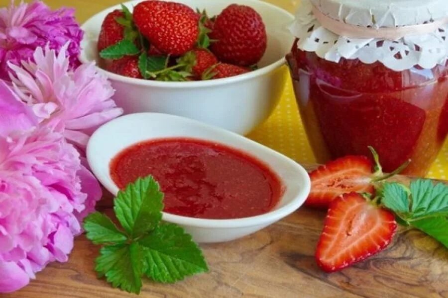 Клубника перетертая с сахаром на зиму. Клубничное варенье протертое. Протертая клубника. Земляника протертая с сахаром рецепт без варки. Земляника протертая с сахаром рецепт без варки.
