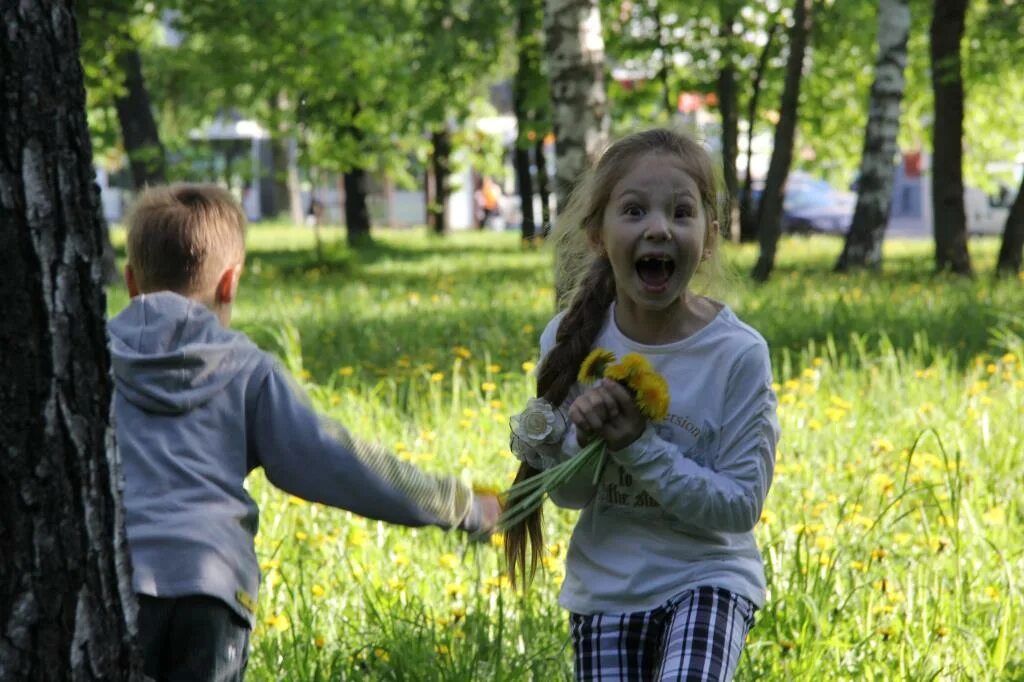 Весело погуляли. Веселая прогулка. Весёлые прогулки с детьми. Картинка веселая прогулка. Разла Веселые гулять.