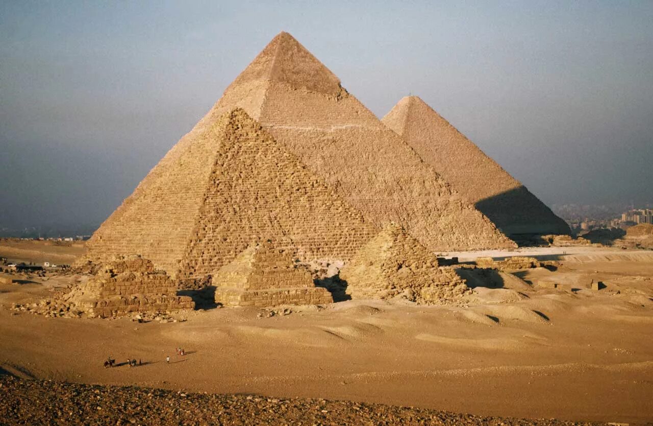 Древний египет строительство пирамиды фараона хеопса. Пирамида Хеопса древний Египет. Пирамида Хуфу (Хеопса) в Египте. Пирамида Хуфу древний Египет. Пирамида Хеопса (Хуфу).