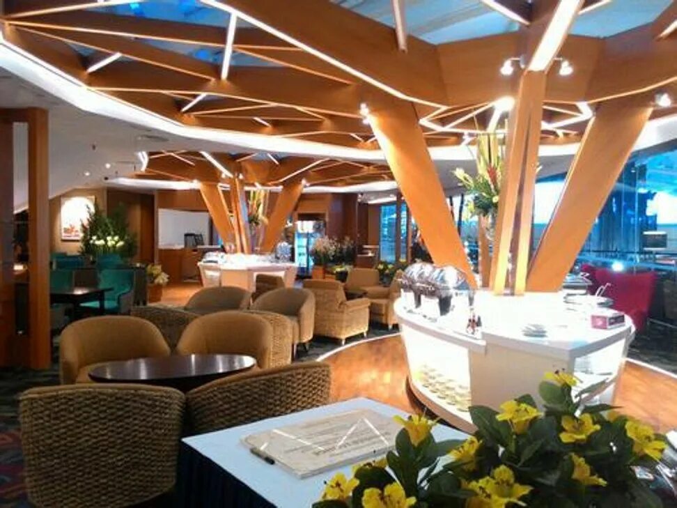 Бали прилет. Premier Lounge Нукус. Зал Premier Lounge. Business Lounge Bali. Арт лаунж Внуково бизнес зал фото.
