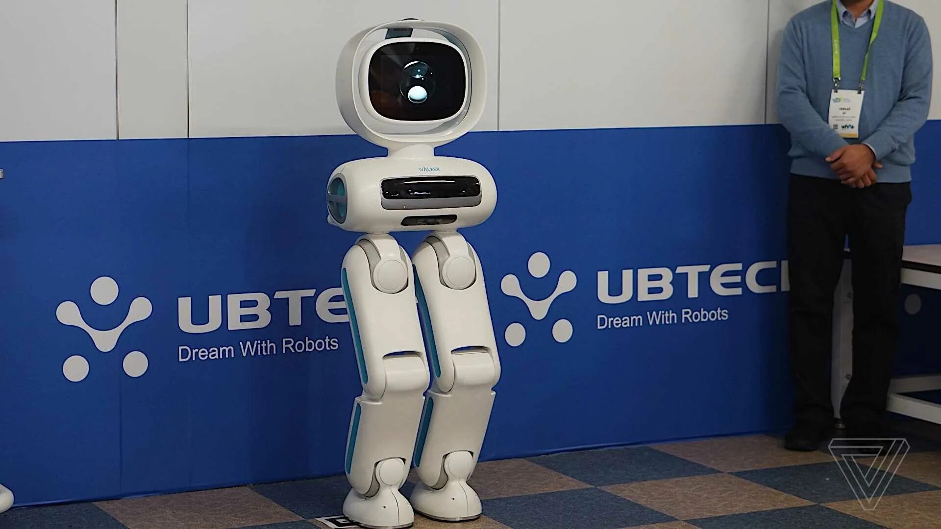 Почему падает робот. Робот-дворецкий walker ubtech. aloft cupertino робот дворецкий. робот 2025. роботы дворецкие в отелях.