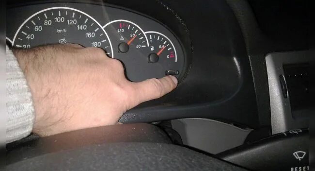 Как сбросить пробег. Кнопка сброса пробега hyundai tucson 2006. кнопка сброса суточного пробега ваз 2110. кнопка сброса пробега nissan приборная панель. суточный пробег.