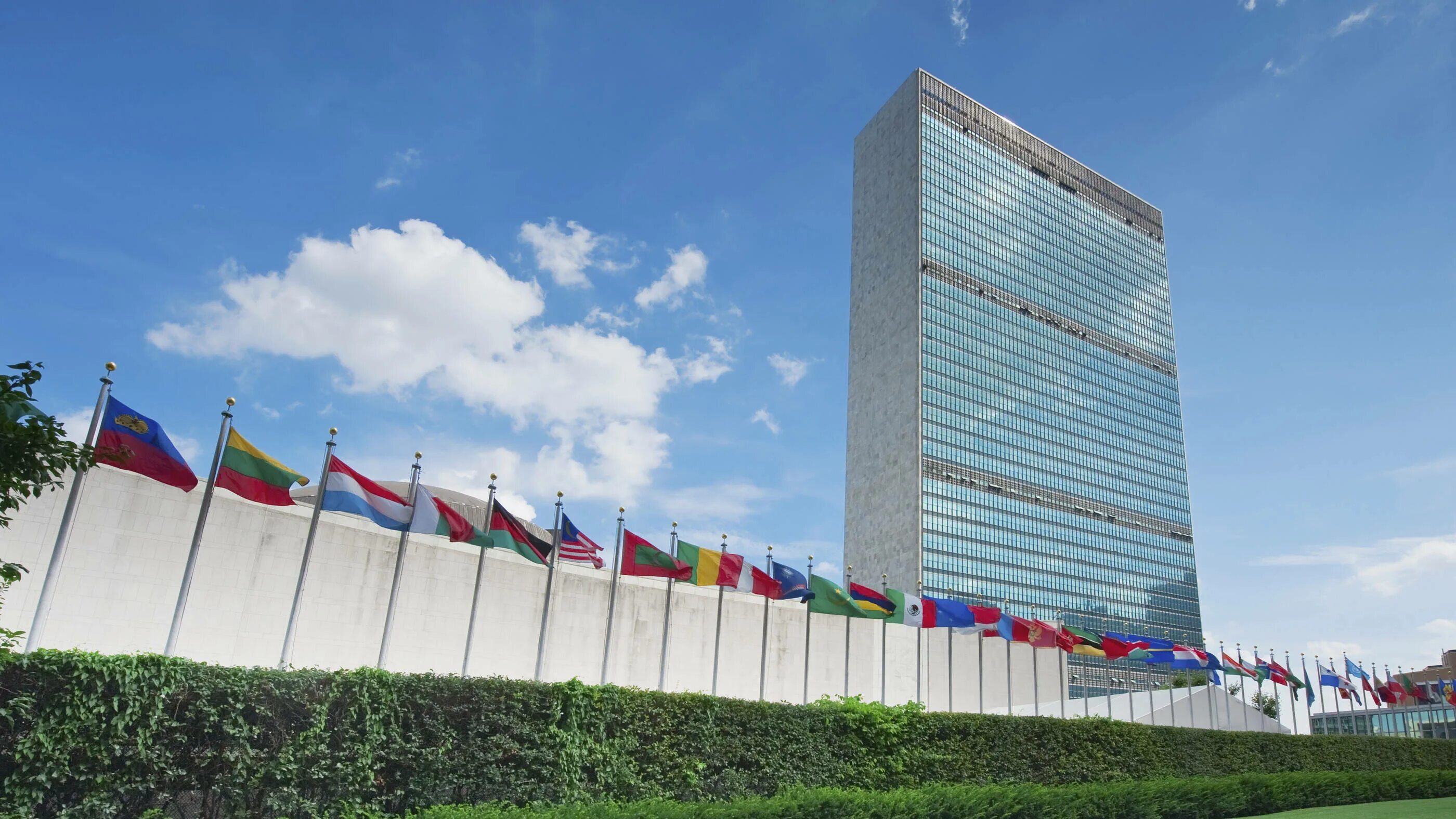 Город штаб оон. Штаб-квартира ООН В Нью-Йорке. Здание Объединенных наций Нью-Йорк. Комплекс зданий ООН В Нью-Йорке. Здание Генеральной Ассамблеи ООН В Нью-Йорке.
