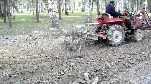 Мини трактор с плугом
