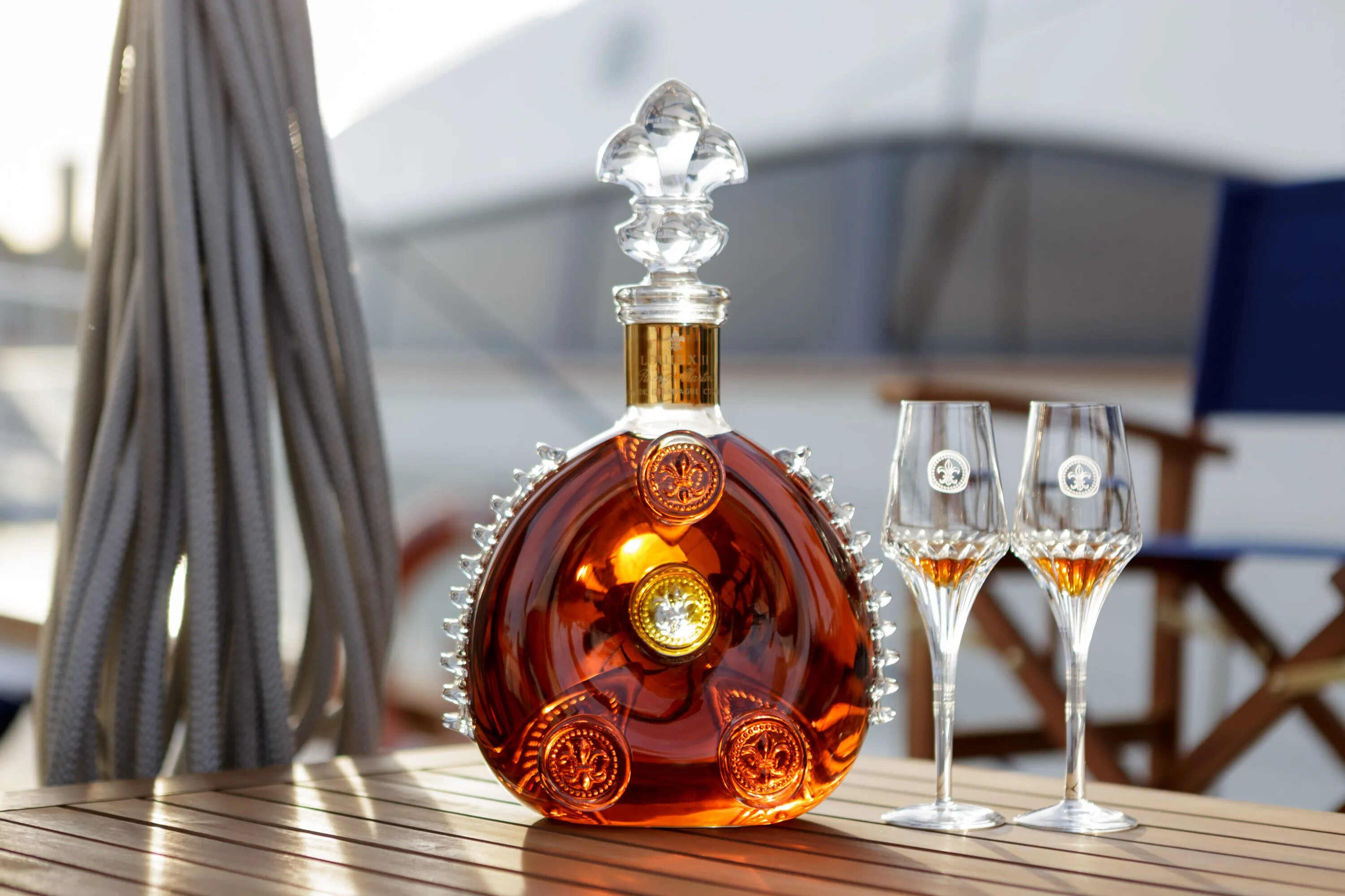 Коньяк слушать. Louis XIII (коньяк). Коньяк Луи 13 Блэк Перл.