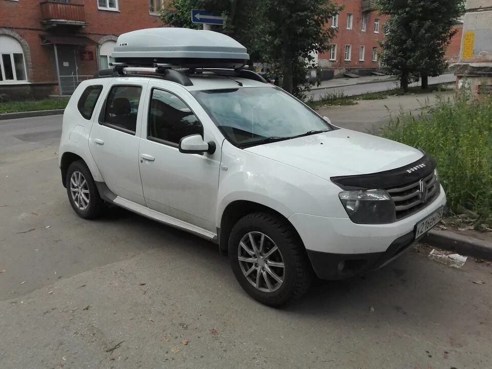 Автобокс на дастер. Renault Duster бокс. Duster 2 с боксом. Автобокс Lux на Рено Дастер. Бокс на крышу Renault Duster.