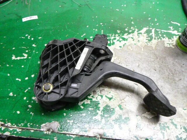 Педаль напольная газ 24. Накладки на педали volkswagen caddy. Кади 2008 педаль газа апртикул. 1k0927810d. Педаль сцепления кадди фольксваген.