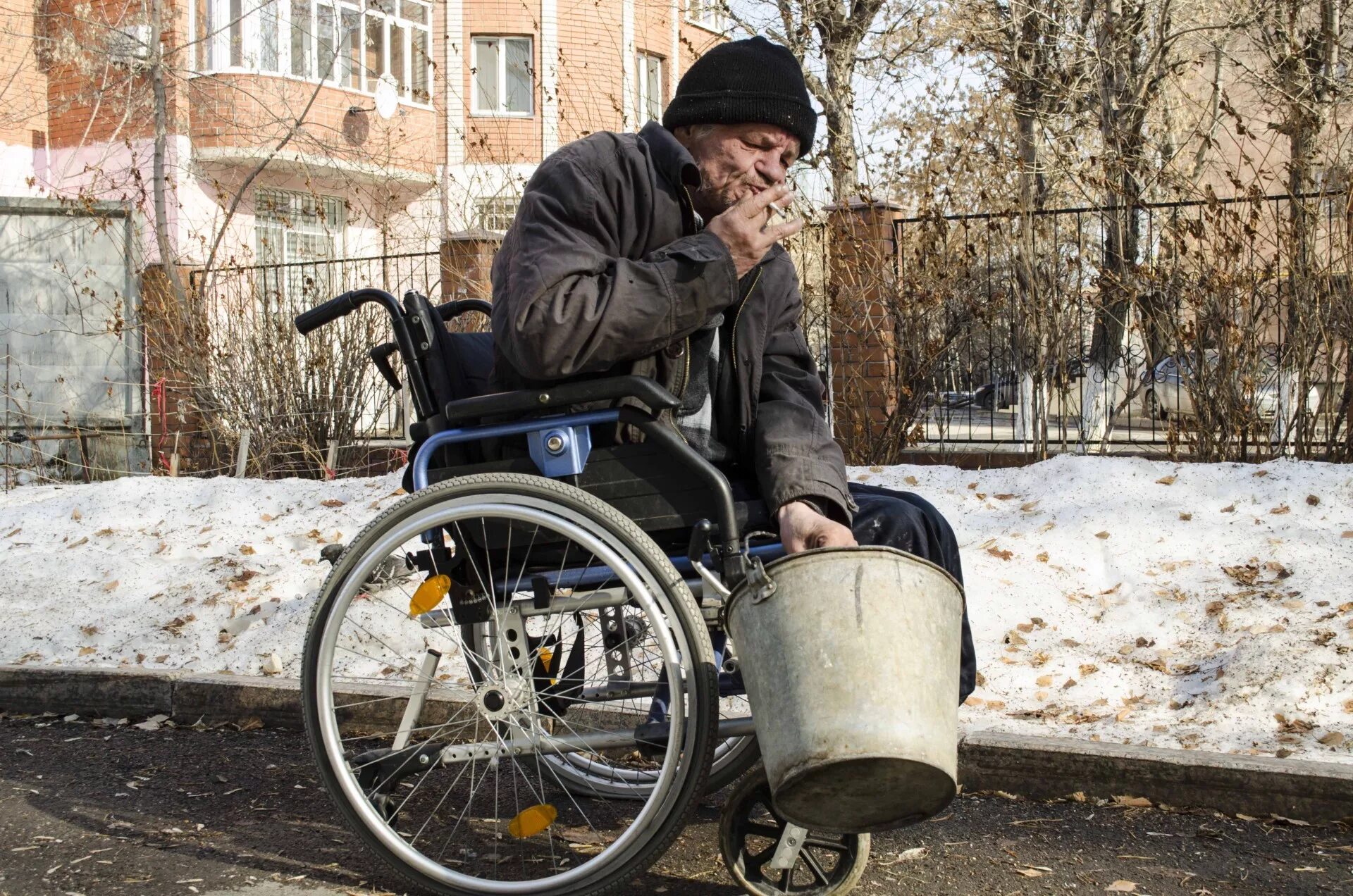 Каким то дряхлым инвалидом глядел сей. Бомж на инвалидной коляске. Дед на инвалидной коляске.